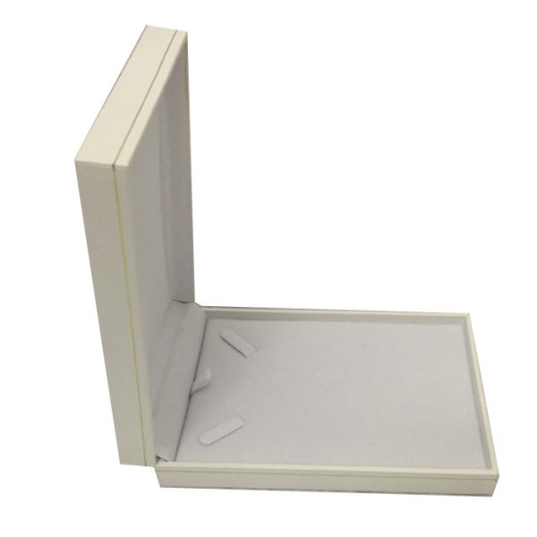 Price for 1 Premium White Leatherette Necklace Set Gift Box. Dim 105(w) x 152(d) x 33mm(h).